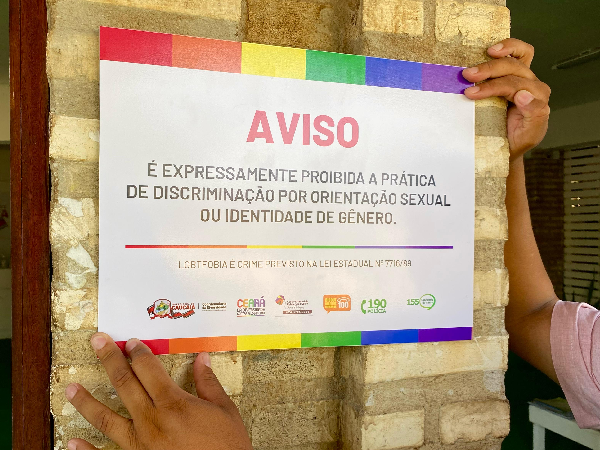 Coordenadoria da Diversidade fixa placas contra a discriminação de orientação sexual em prédios públicos de Caucaia